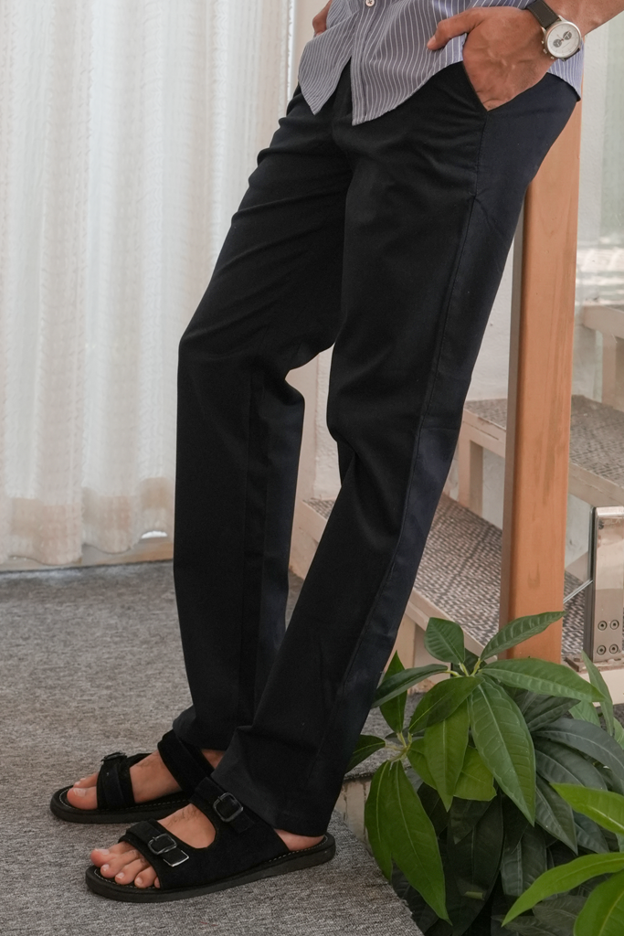 Black Regular Fit Mid Rise Cotton Chinos Pant